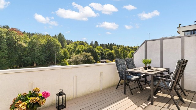 På terrassen er det god plass til å etablere flere sittegrupper, og innbyr til en flott uteplass å samle venner og familie på sommerdager.