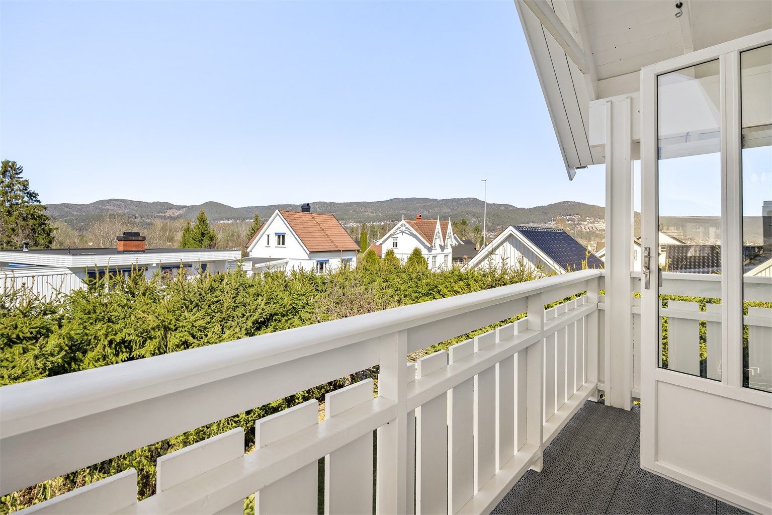 Fra loftstuens balkong har du en fin utsikt over nabolaget.