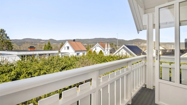 Fra loftstuens balkong har du en fin utsikt over nabolaget.