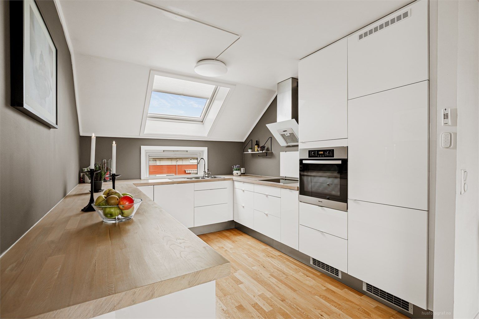 Rikelig med benke- og skapplass. Takvinduet gir ekstra dagslys til arbeidsflaten.