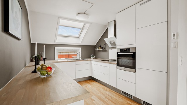 Rikelig med benke- og skapplass. Takvinduet gir ekstra dagslys til arbeidsflaten.