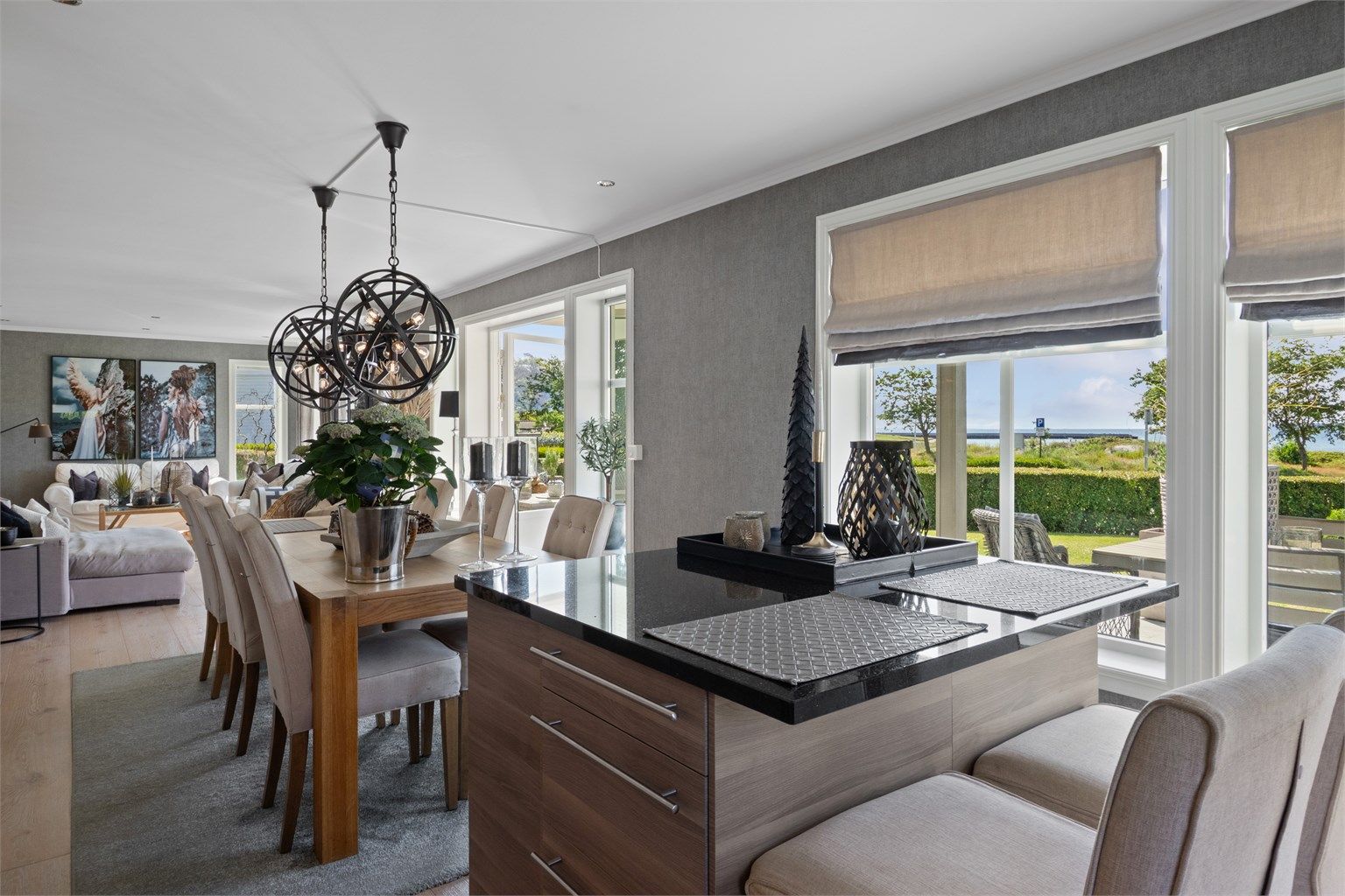 Dette er et fint samlingspunkt, perfekt til måltider og gode samtaler, men også for lekselesing mens middagen tilberedes.