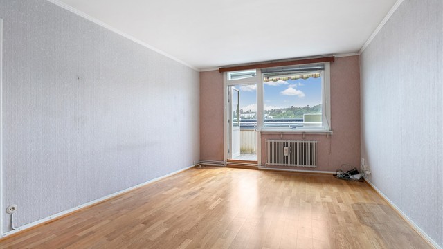 Fra stuen er det utgang til balkong.