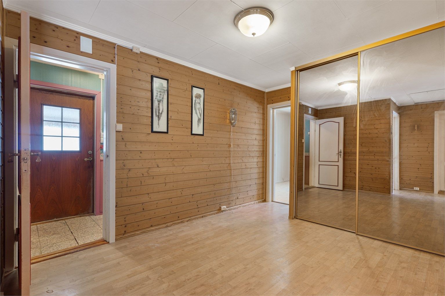 Romslig gang med garderobeskap