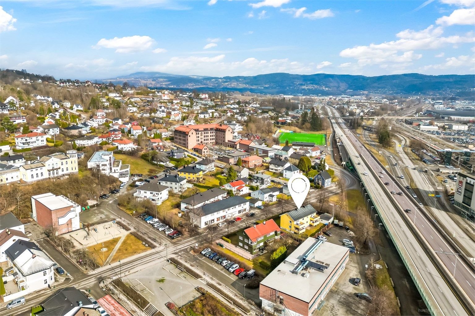 Kort gangavstand til CC kjøpesenter, Brakerøya togstasjon og det nye sykehuset.