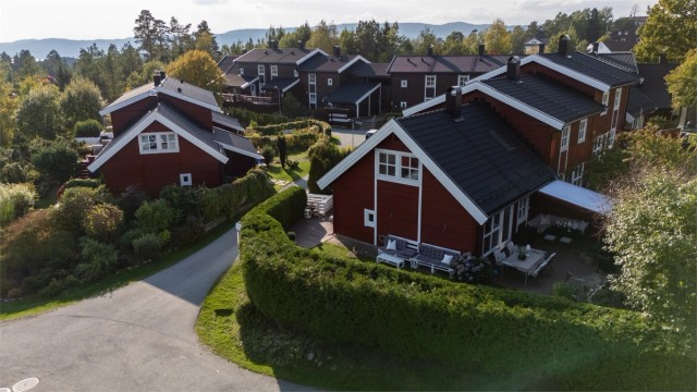 Eiendommen ligger i et rolig og barnevennlig boligområde på Skorkeberg.