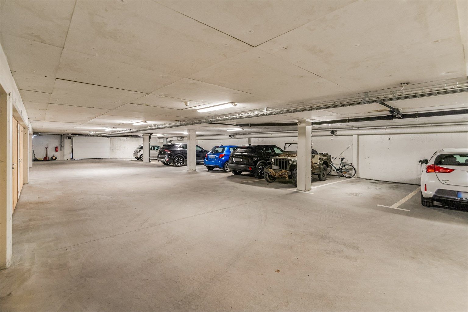 Det medfølger én fast parkeringsplass i felles garasjeanlegg. Plass "C".