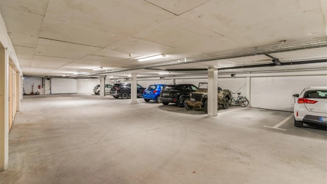 Det medfølger én fast parkeringsplass i felles garasjeanlegg. Plass "C".
