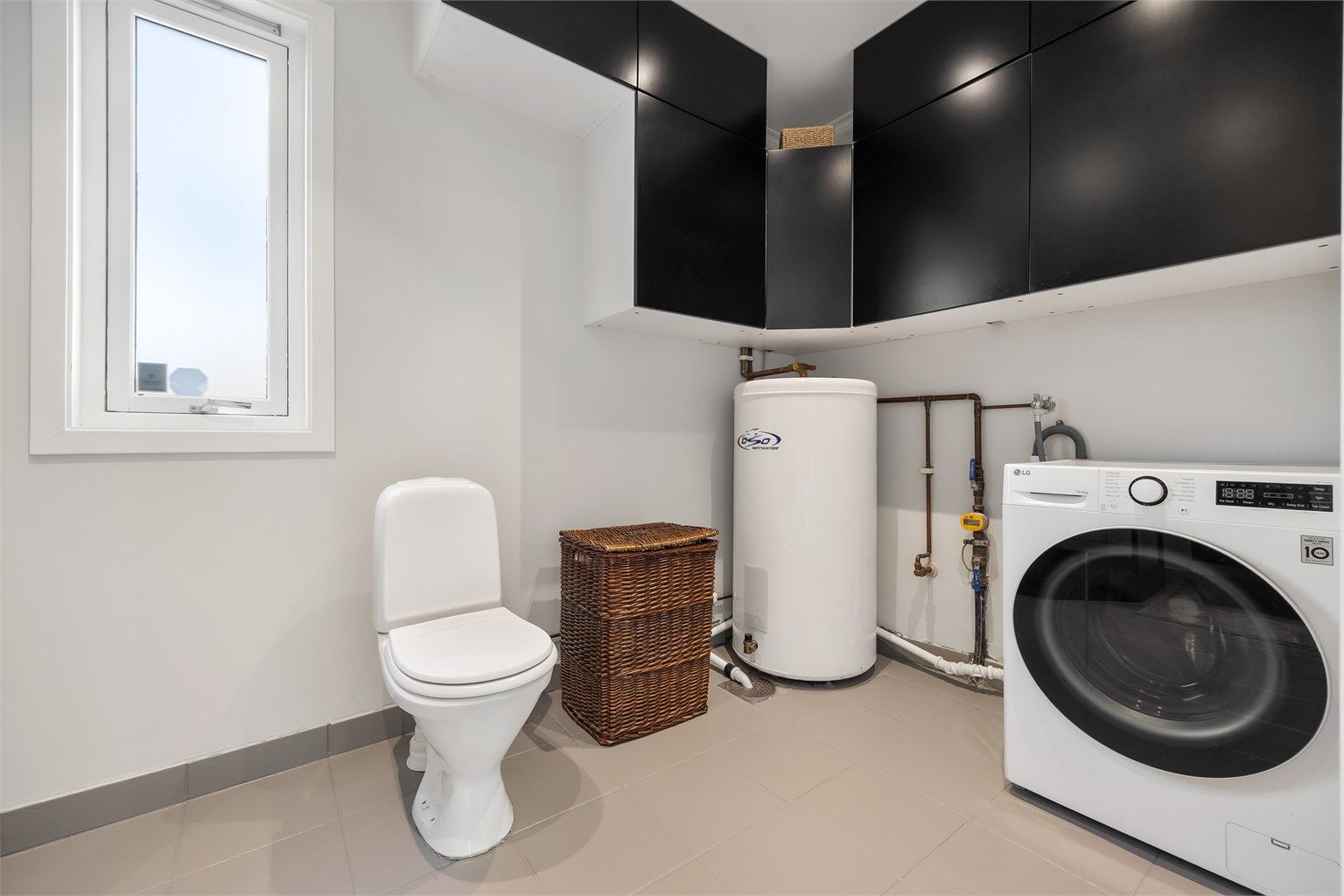 Varmtvannsberederen er plassert på badet i første etasje, som også fungerer som vaskerom.