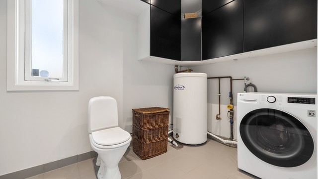 Varmtvannsberederen er plassert på badet i første etasje, som også fungerer som vaskerom.