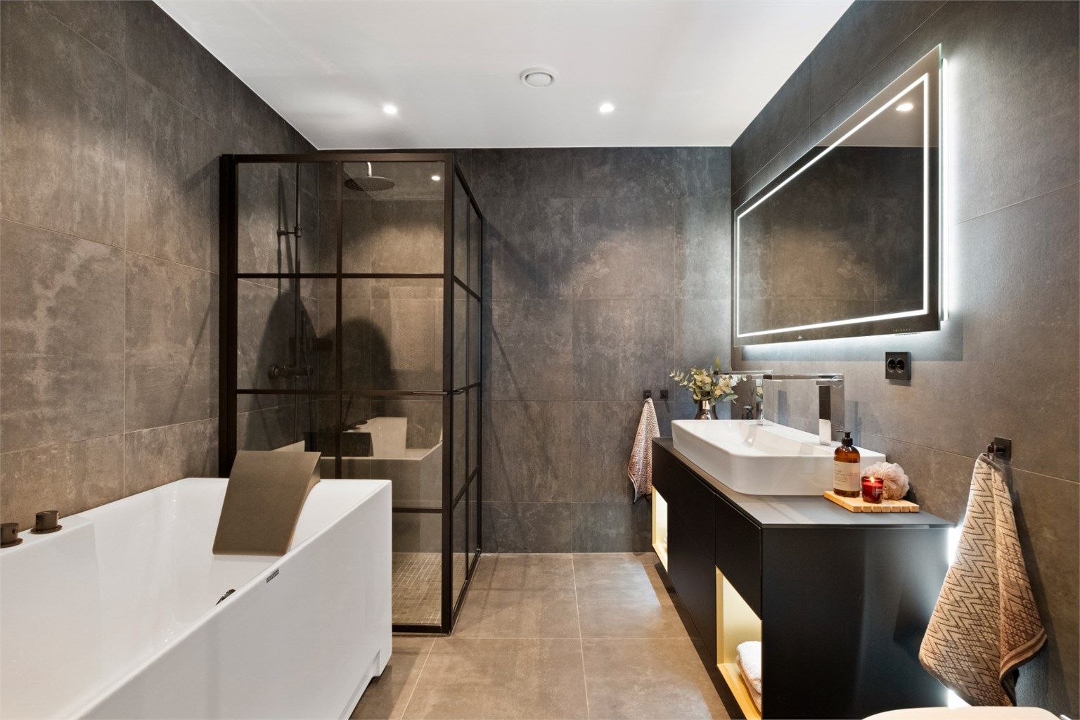 Flott påkostet bad i tilknytning til hovedsoverom mot vest