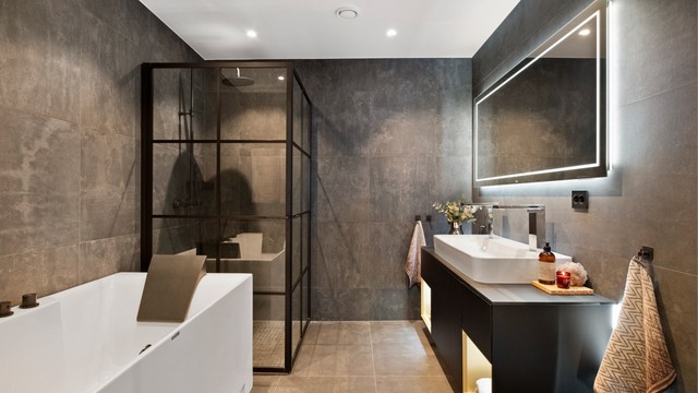 Flott påkostet bad i tilknytning til hovedsoverom mot vest