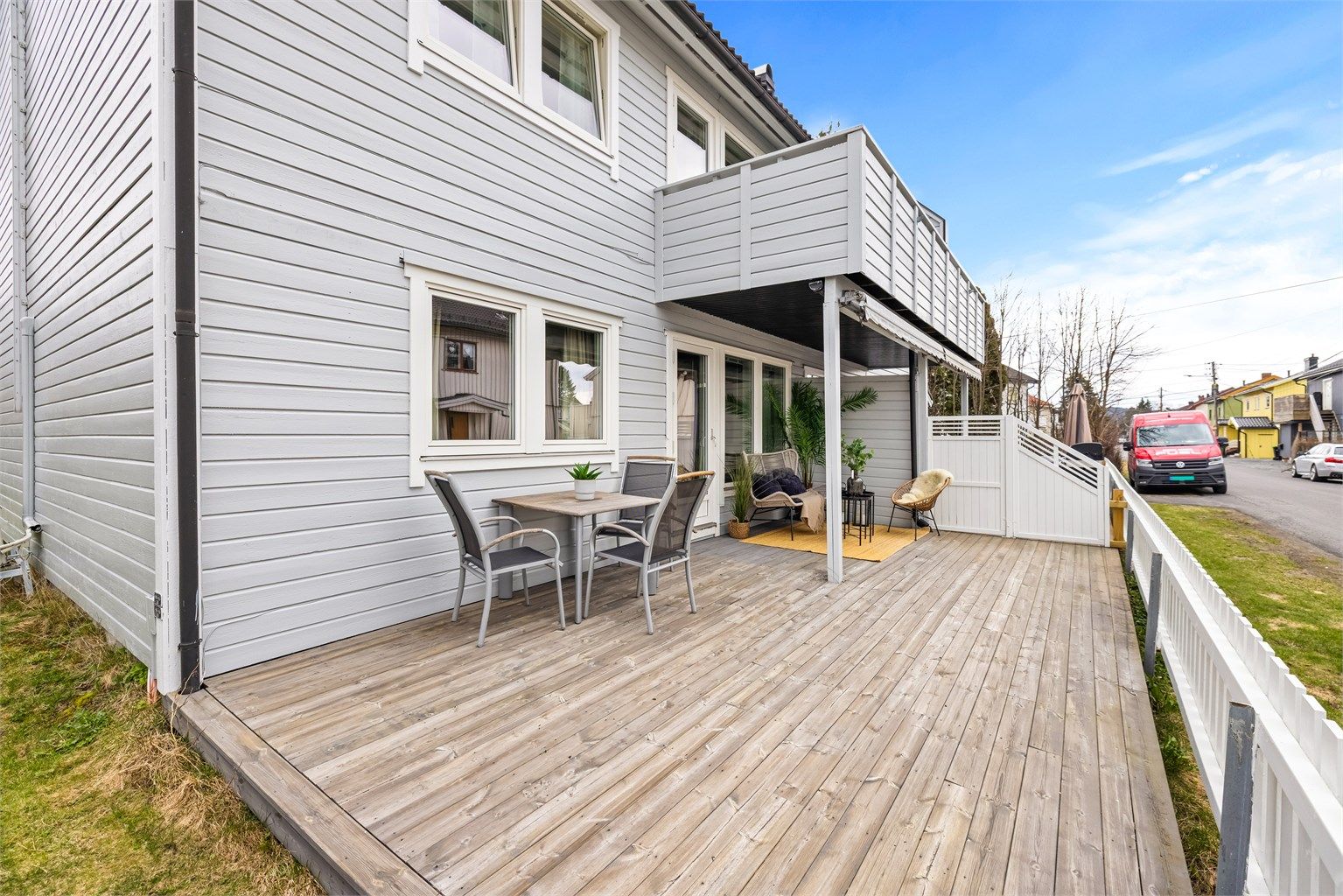 Terrassen strekker seg langs hele leilighetens bredde og har gode solforhold.