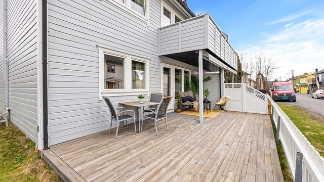 Terrassen strekker seg langs hele leilighetens bredde og har gode solforhold.