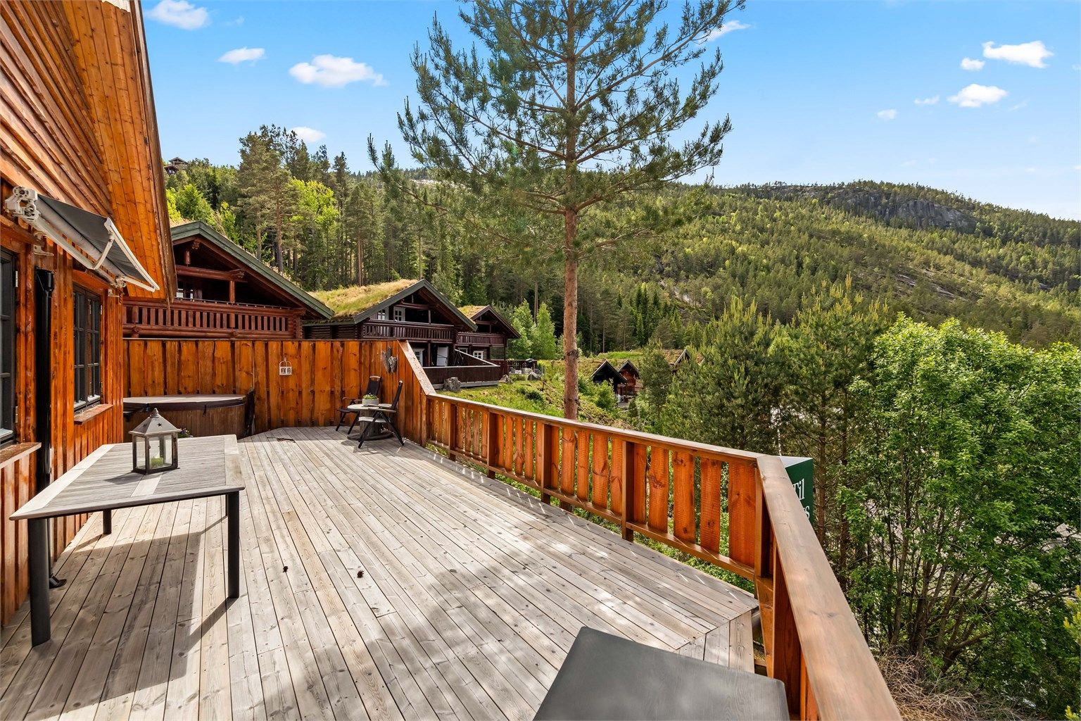 Markise er montert for de solrike dager - Her har  man solen med solnedgang på sommeren