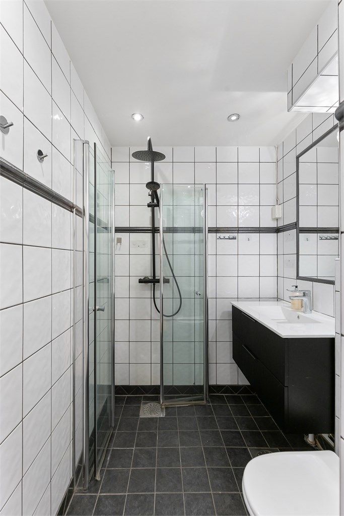 Badet ble modernisert i 2005 og har flislagt gulv med varmekabler for ekstra komfort.