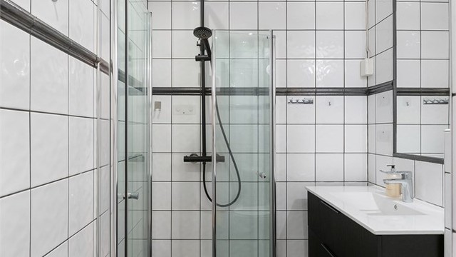 Badet ble modernisert i 2005 og har flislagt gulv med varmekabler for ekstra komfort.