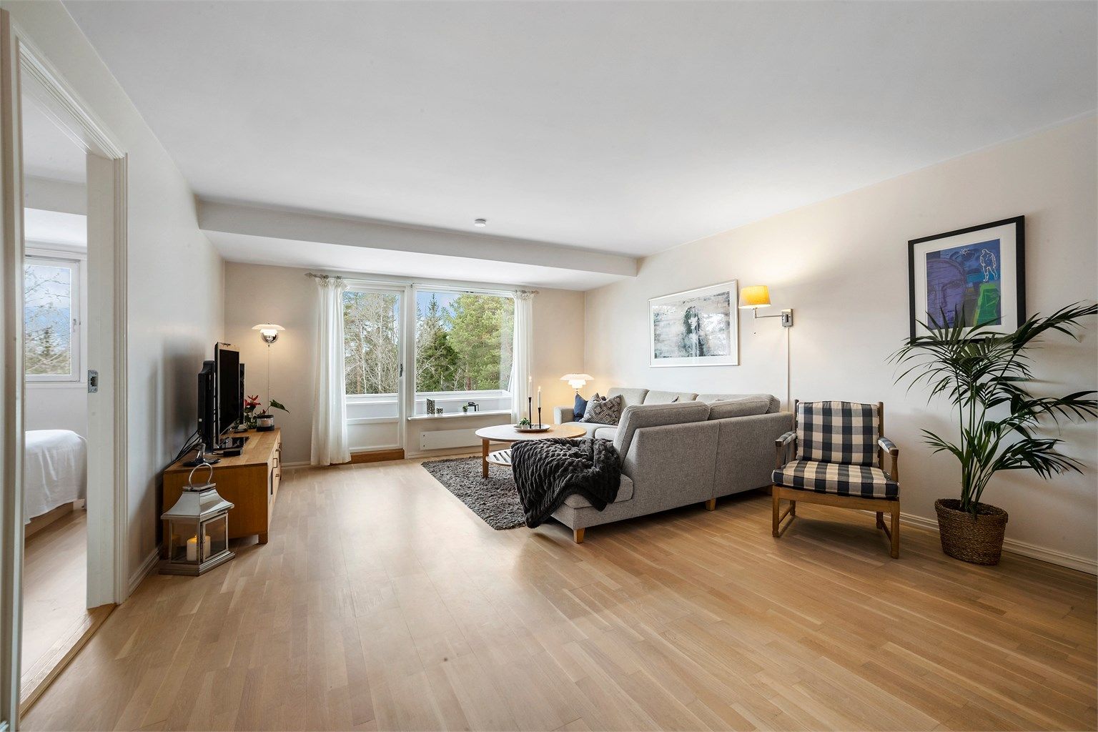 Stuen har utgang til nordvest-vendt balkong på ca. 13 kvm med utsikt mot skogområdet.