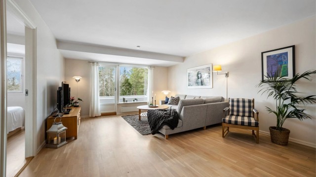 Stuen har utgang til nordvest-vendt balkong på ca. 13 kvm med utsikt mot skogområdet.