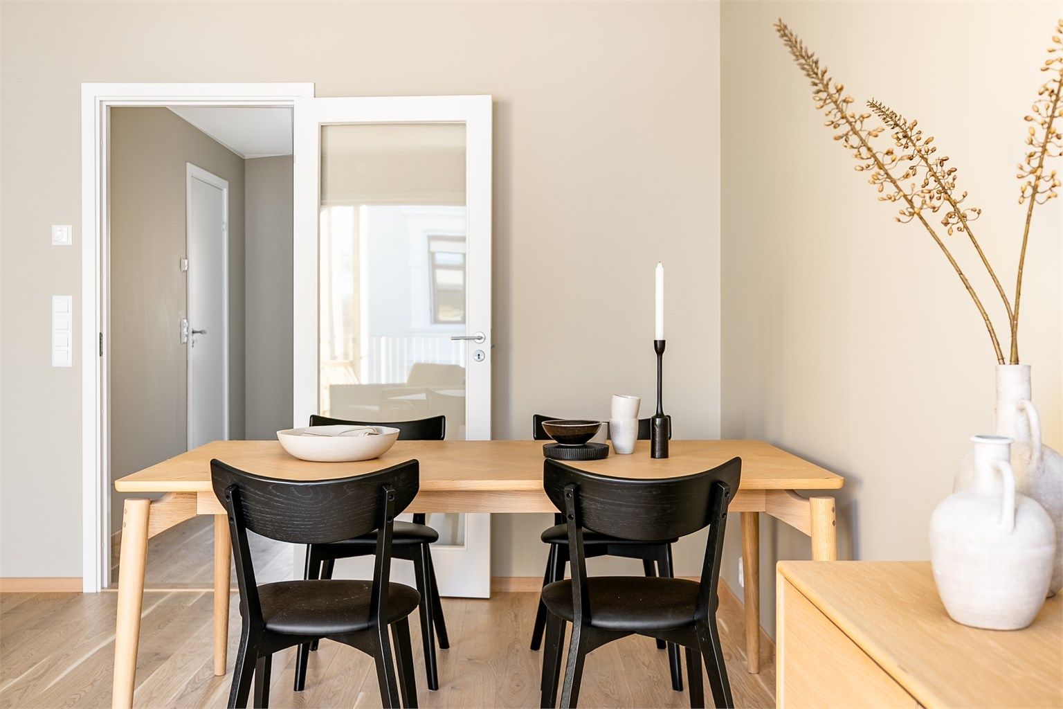 Tidsaktuelle overflater og fargekombinasjoner gir leiligheten et moderne uttrykk.