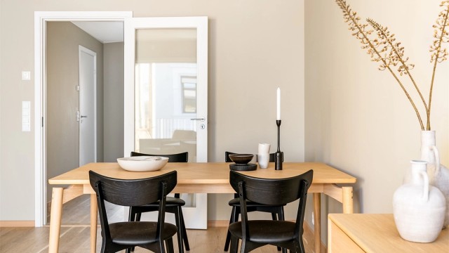 Tidsaktuelle overflater og fargekombinasjoner gir leiligheten et moderne uttrykk.