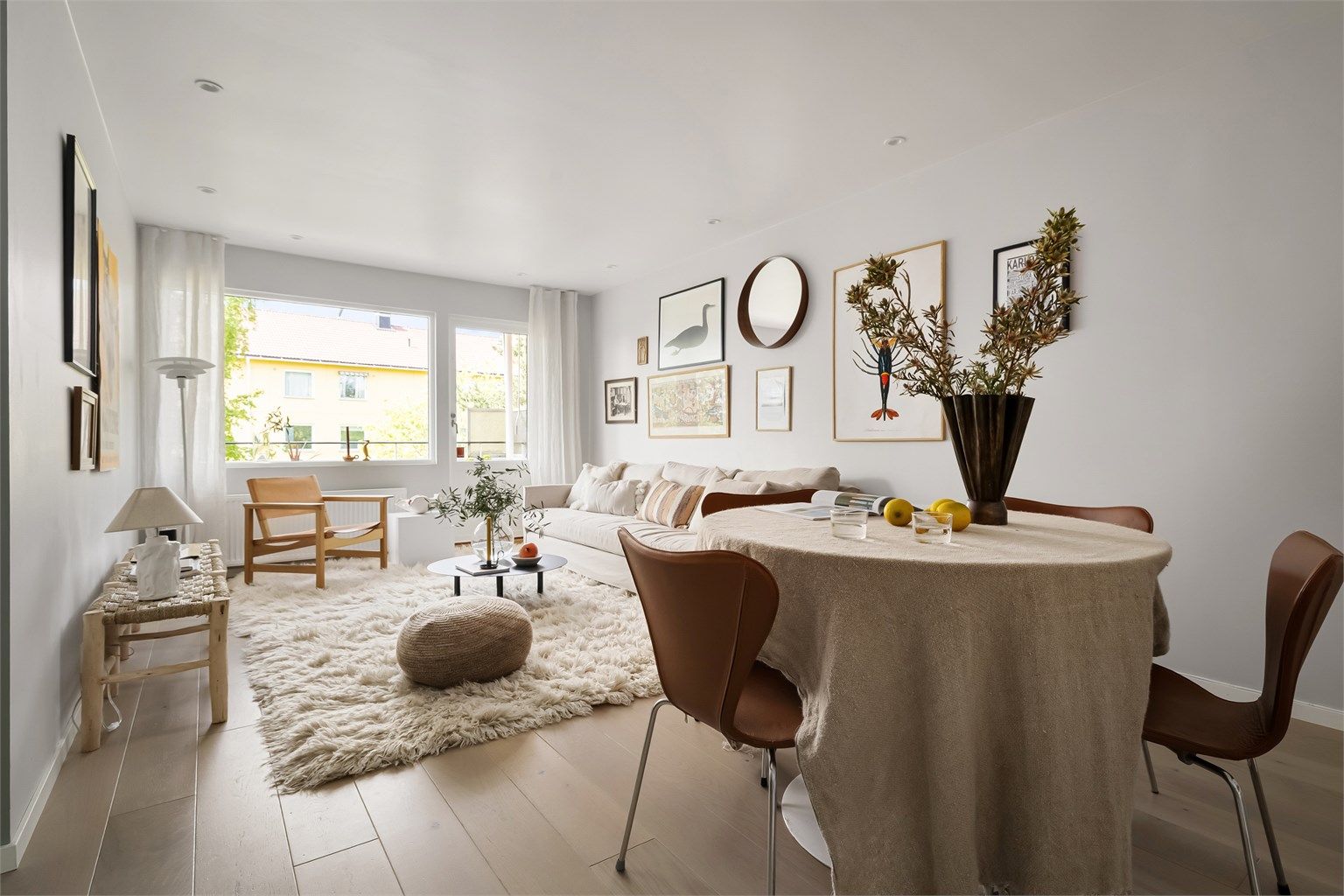 Det første som møter deg er store vindusflater og balkongdør som gir en god atmosfære