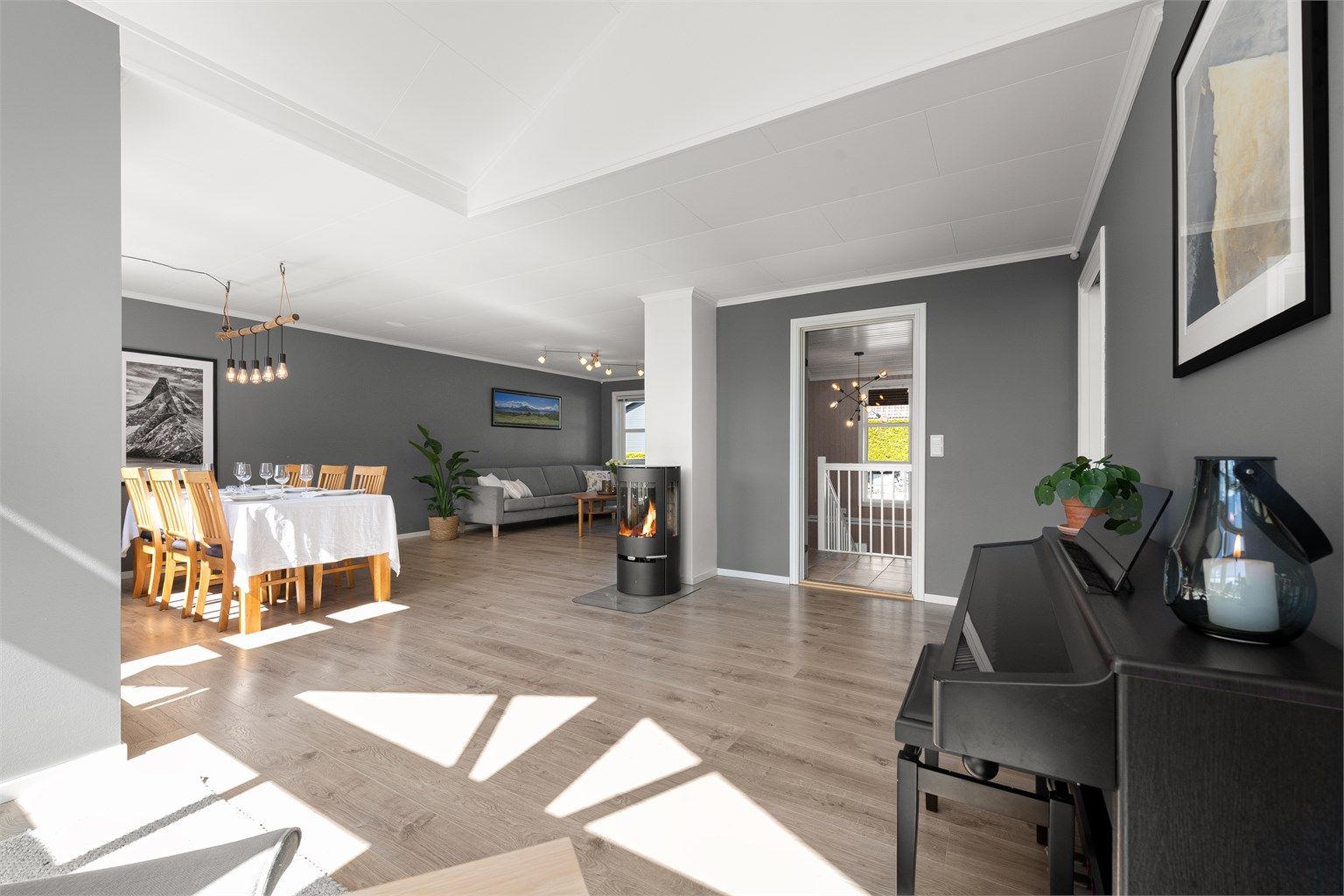 Romslig stue med god plass til flere soner og sitteplasser