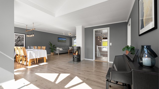 Romslig stue med god plass til flere soner og sitteplasser
