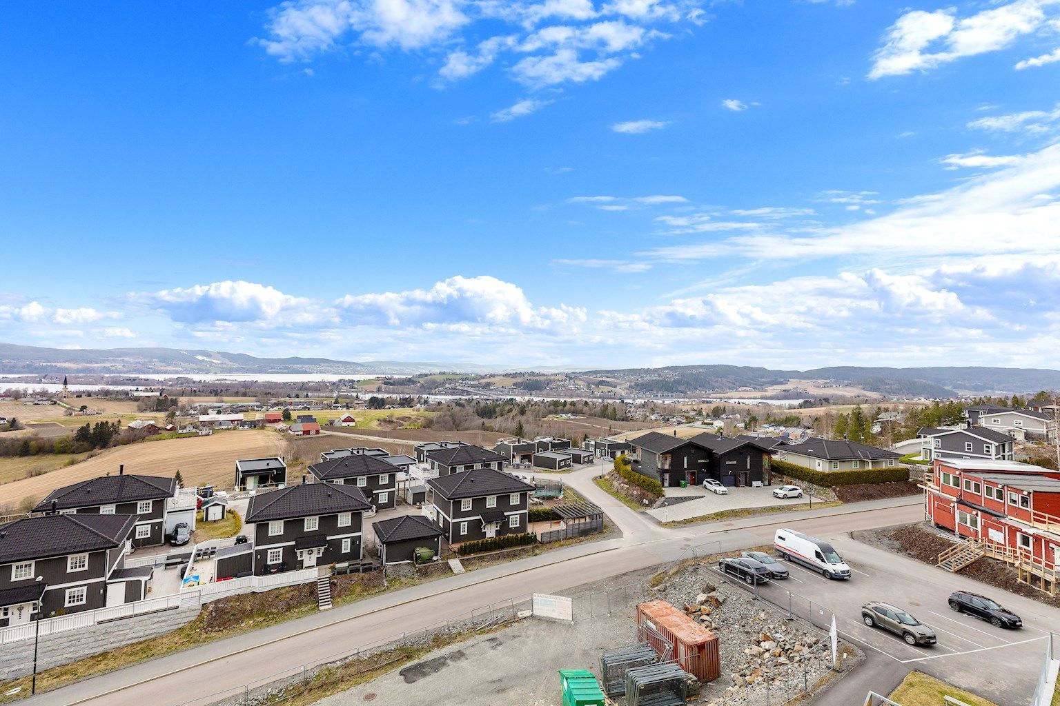 Panoramautsikt fra nest øverste etasje og rett mot vest