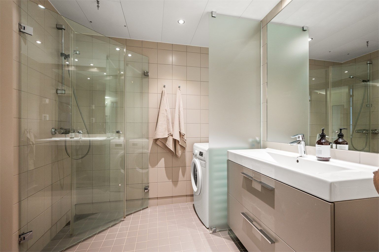 Flislagt bad med innfelte downlights i himlingen. Boligen er tilknyttet et balansert ventilasjonsanlegg med varmegjenvinning.