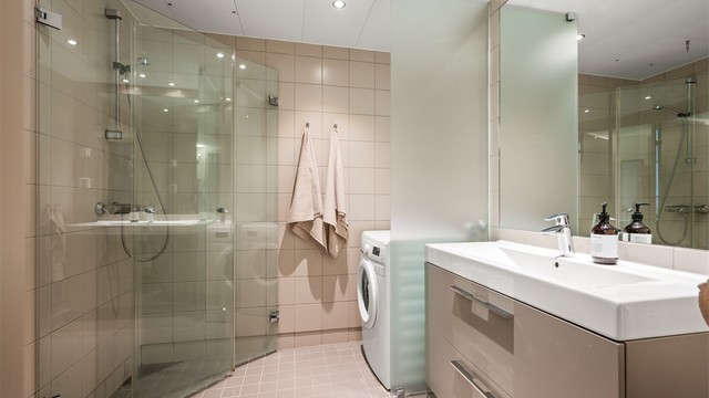 Flislagt bad med innfelte downlights i himlingen. Boligen er tilknyttet et balansert ventilasjonsanlegg med varmegjenvinning.