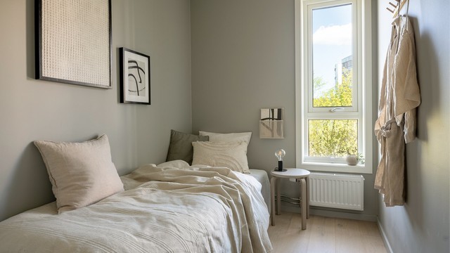 Soverom to har god plass til seng, garderobeskap og tilhørende møbler.