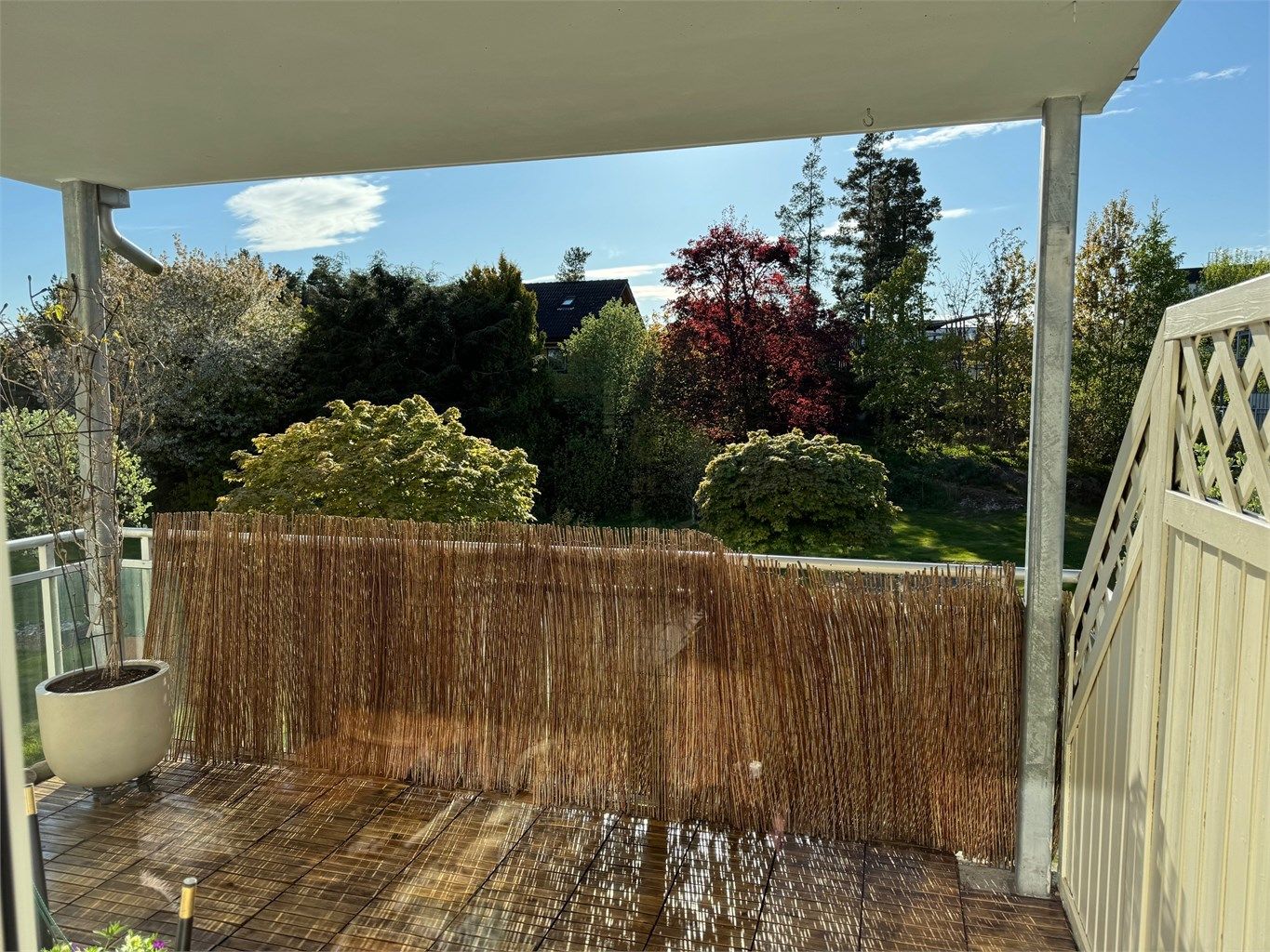 Sameiet har et fantastisk uteområde som gir et fint, og skjermet utsyn fra balkongen (Bilde tatt av selger) 