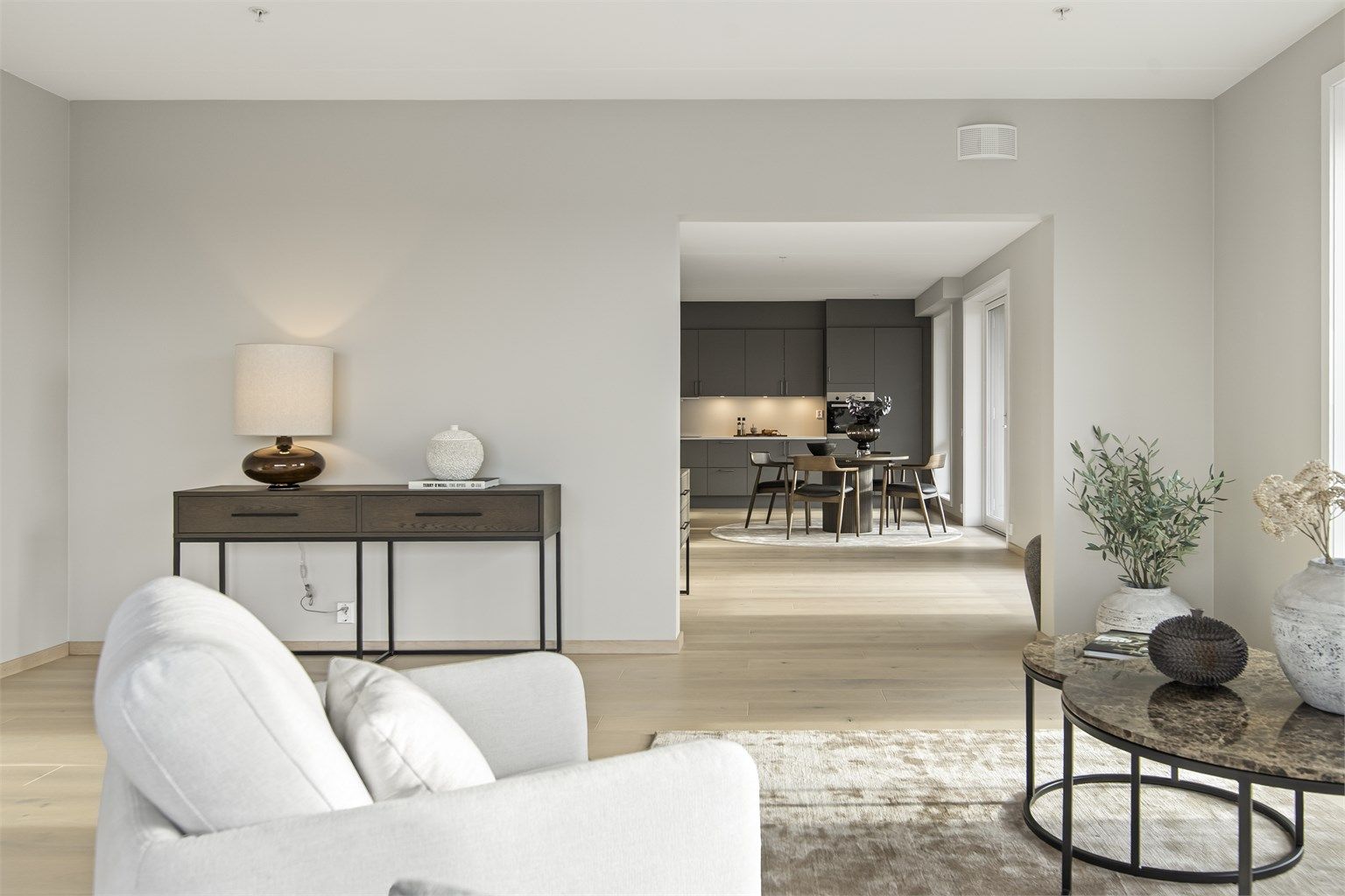 Velkommen til en helt unik leilighet som kombinerer moderne komfort, førsteklasses standard og en utsikt som må oppleves!