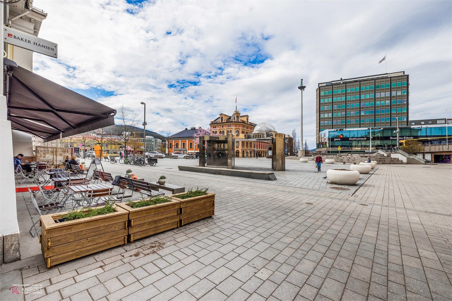 Strømsø Torg med flere servicetilbud, taxiholdeplass og bussknutepunkt.