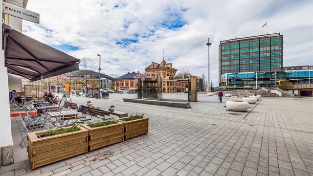 Strømsø Torg med flere servicetilbud, taxiholdeplass og bussknutepunkt.