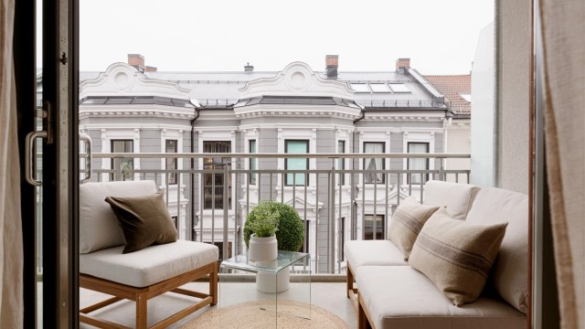 Romslig balkong med klassisk utsyn og sol fra ca kl. 14–21 på sommeren.