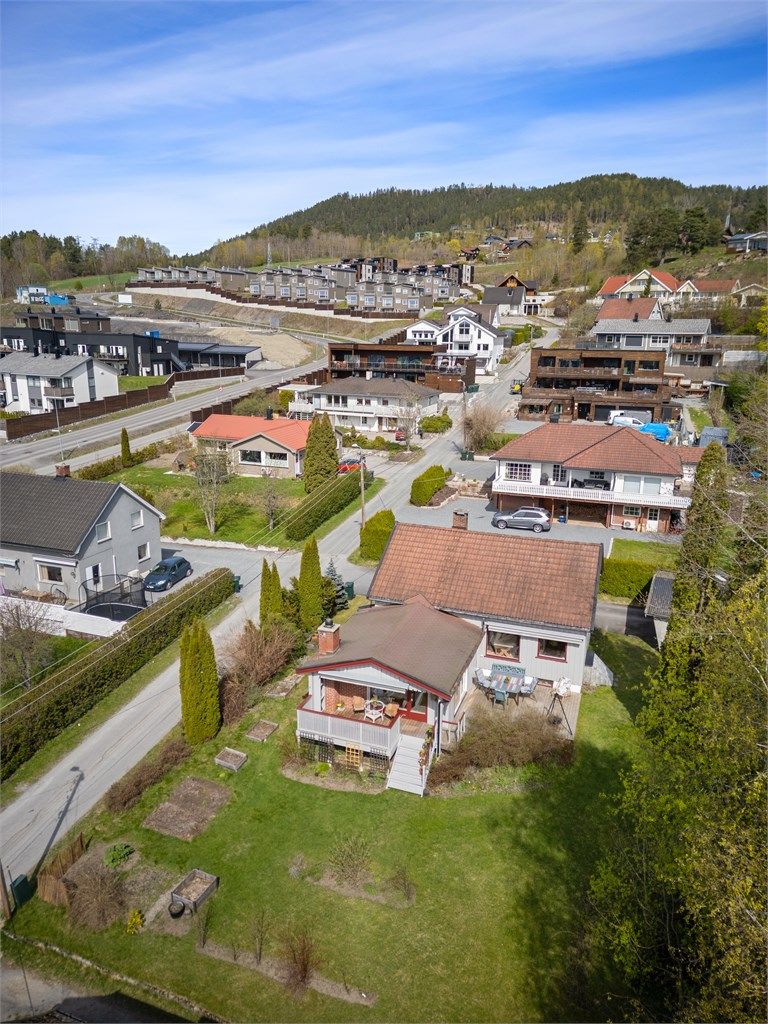 Parkering i dobbelgarasje og på asfaltert gårdsplass 