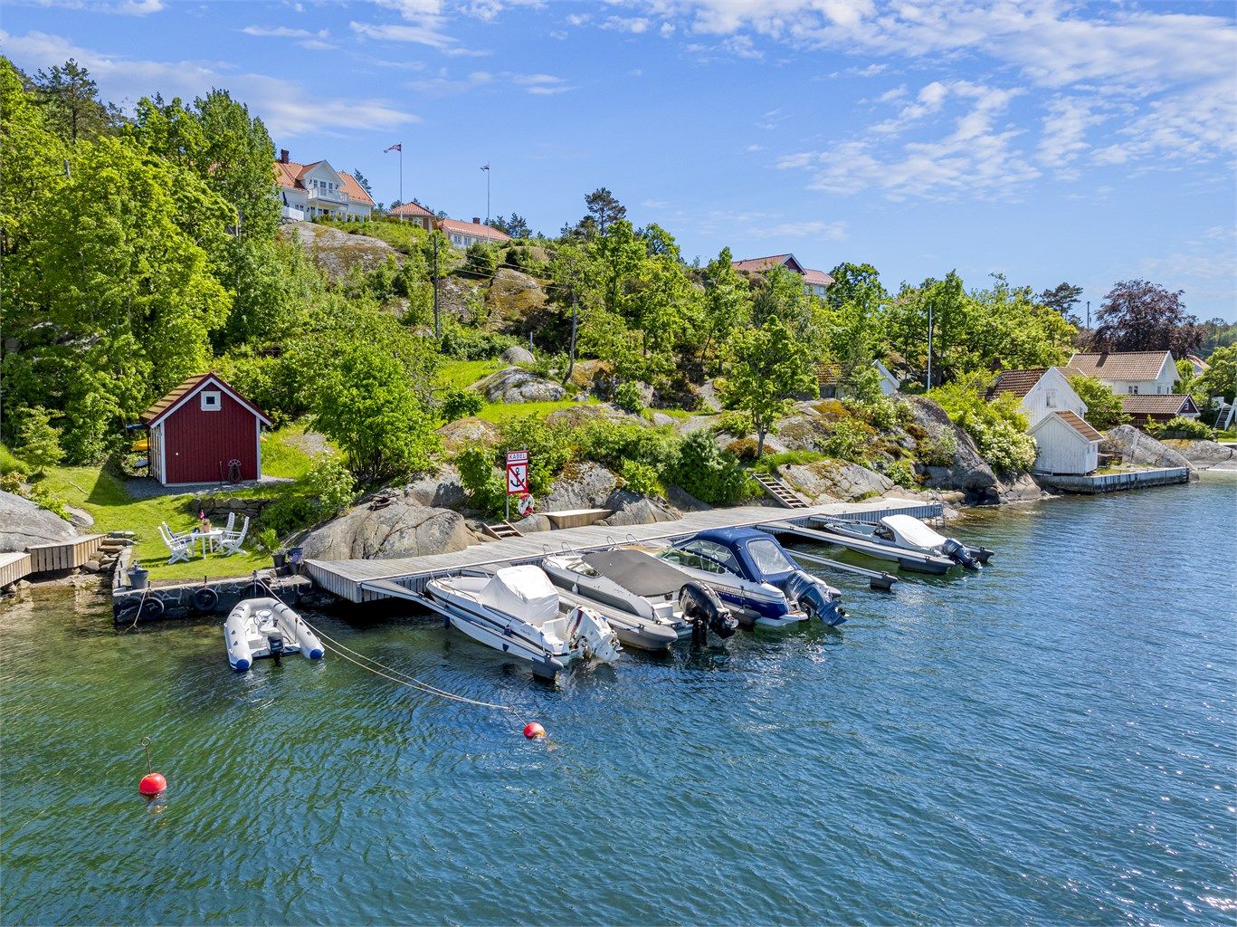 Til tomten tilhører det 1/7 eierandel på parsell med felles bryggeanlegg. Det tilhører en båtplass og en sjøbod til tomten inkludert i eierandelen 1/7.