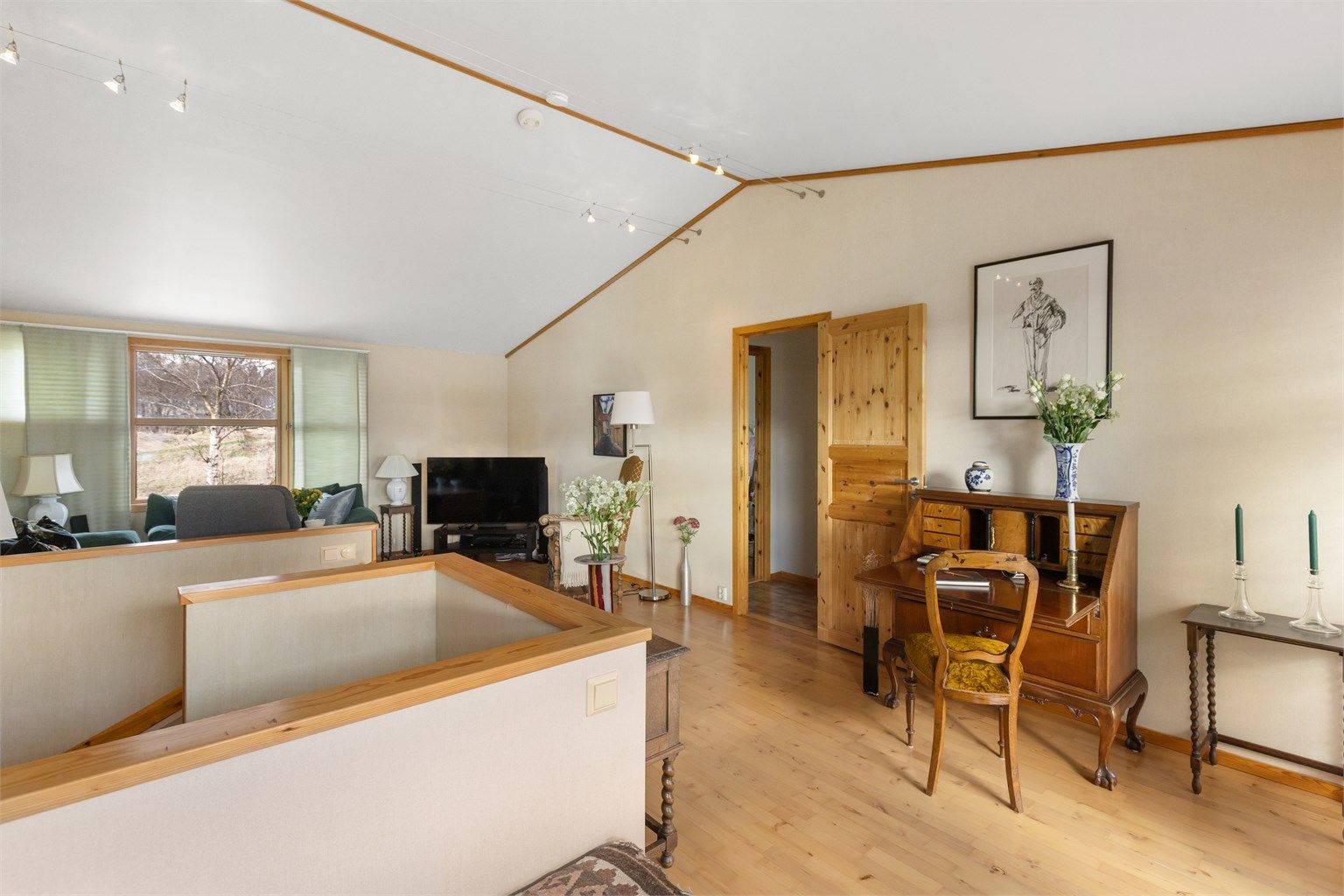 Her er det også plass til en egen kontorkrok eller lesehjørne.