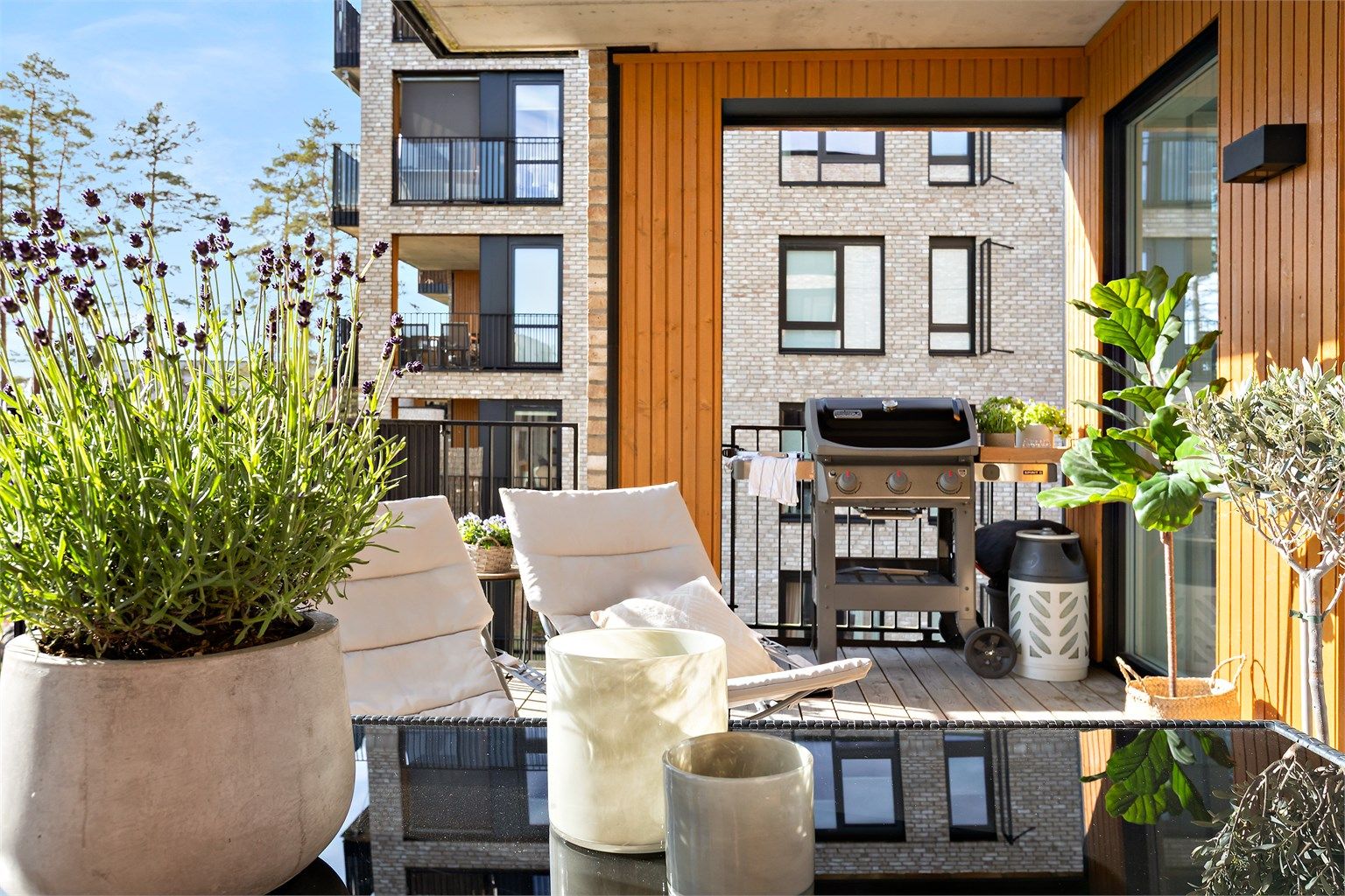 Her er det romslig nok for både grill, sittegruppe og beplantning.