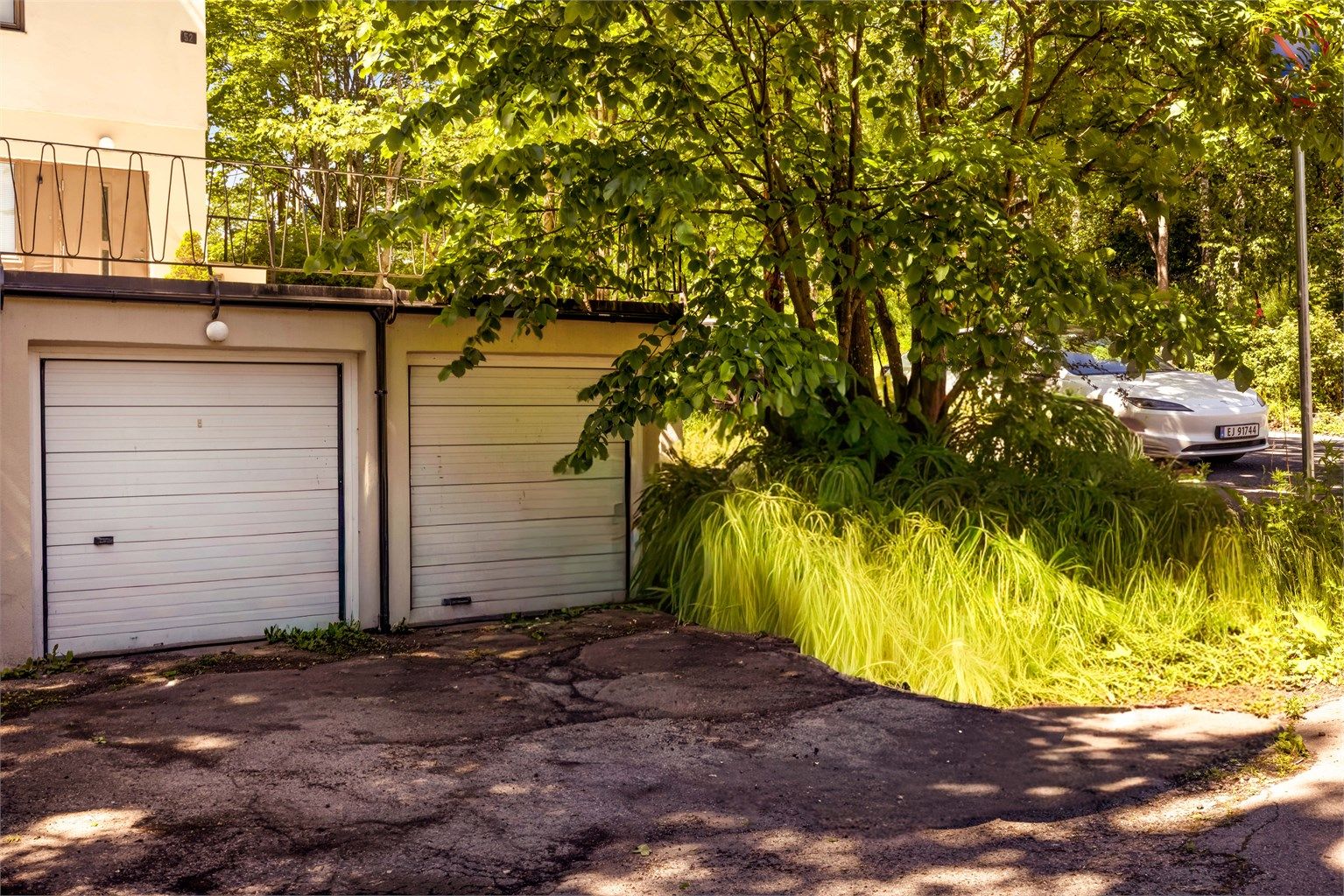 Leiligheten har vedtektsfestet rett til garasje i garasjerekke med totalt 5 garasjer. Seksjon nr. 2 har bruksrett over garasje nr. 1, lengst til høyre i bildet.