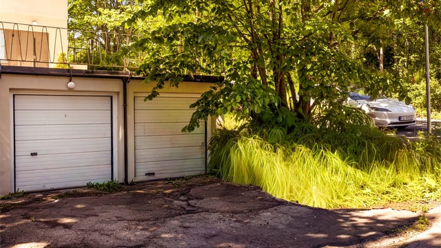 Leiligheten har vedtektsfestet rett til garasje i garasjerekke med totalt 5 garasjer. Seksjon nr. 2 har bruksrett over garasje nr. 1, lengst til høyre i bildet.