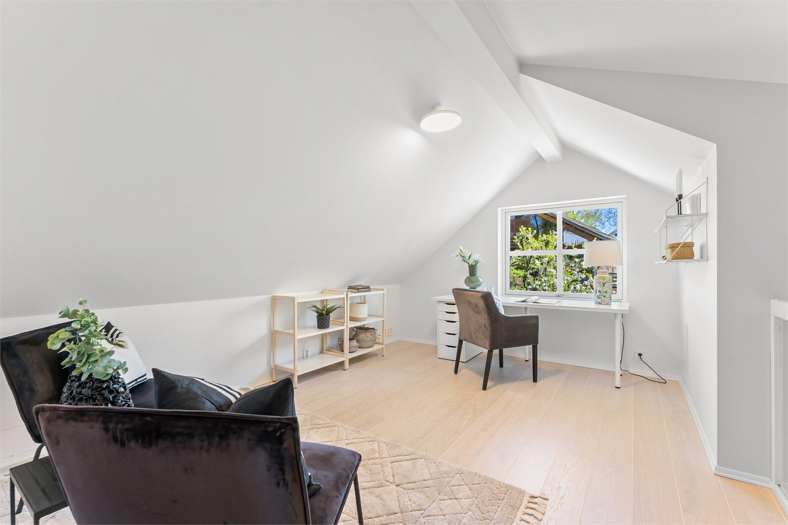 I loftsetasjen har du en praktisk loftstue og bod