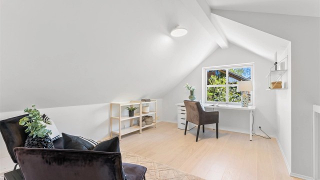 I loftsetasjen har du en praktisk loftstue og bod