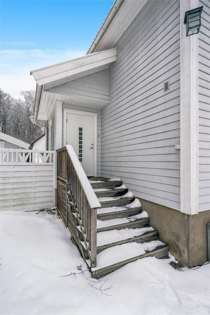 Inngangspartiet har en nyere, malt hovedytterdør.