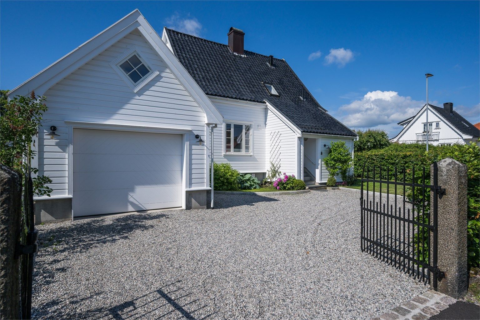 Selve garasjen er på ca. 20 kvm og har 1 biloppstillingsplass med leddport med portåpner og egen dør på siden til garasjeanlegget. Her er det også montert el-billader. 