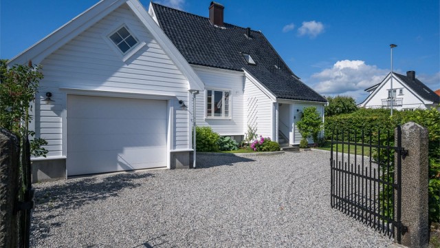Selve garasjen er på ca. 20 kvm og har 1 biloppstillingsplass med leddport med portåpner og egen dør på siden til garasjeanlegget. Her er det også montert el-billader.