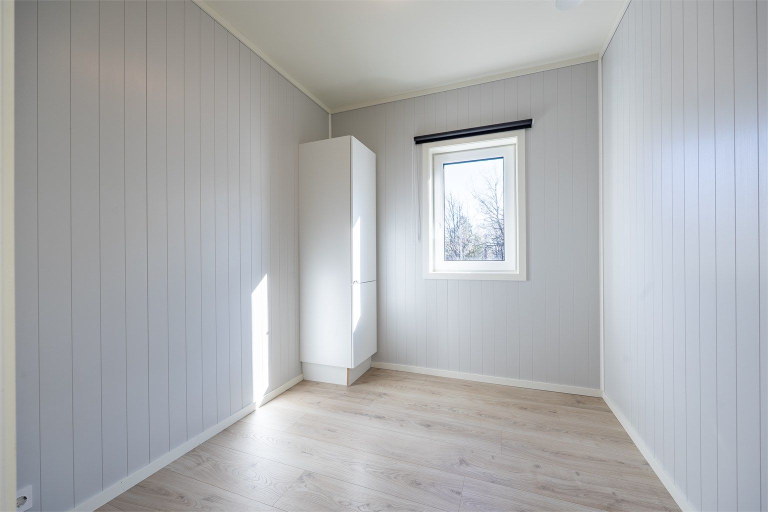 Leilighetens andre soverom passer utmerket som barnerom, gjesterom eller kontor.