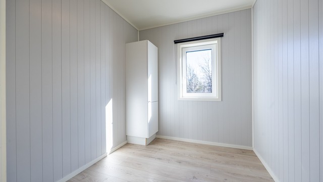 Leilighetens andre soverom passer utmerket som barnerom, gjesterom eller kontor.